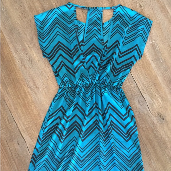 Entro Chevron Print Semi Open Back with Pockets - Picture 5 of 6